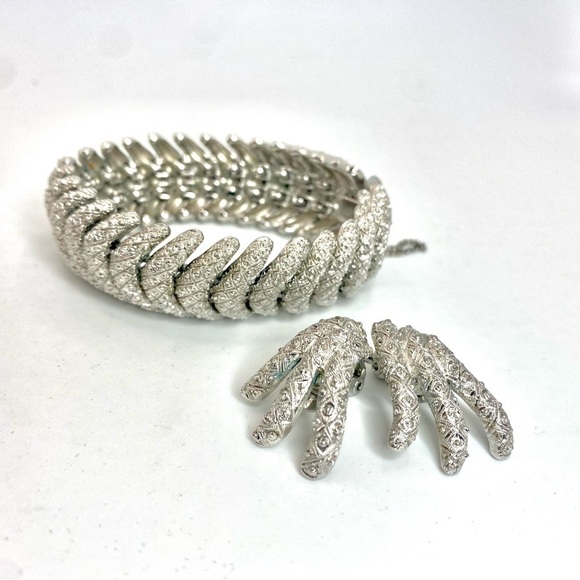 VINTAGE Monet 60’s Etched Silver Tone Link Bracelet and matching clip earrings - Picture 3 of 15